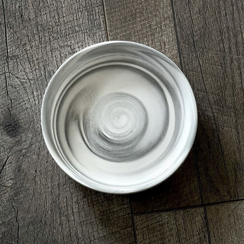 Gray and White Ceramic Soap Dish (6 in diameter, 1 in tall)